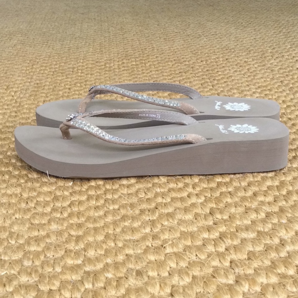 Yellow Box Bling Flip Flops - 7 1/2 - Picture 2 of 3